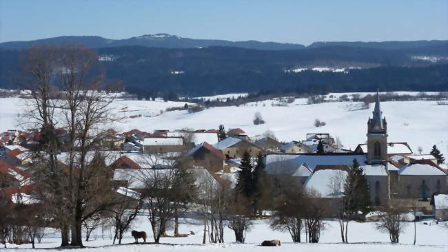 Paysage hivernal à Gilley Chevaux comtois et église Sainte-Anne - Gilley (25650) - Doubs