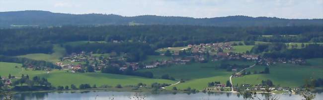 Vue du centre village depuis la rive droite du Lac de Saint-Point - Les Grangettes (25160) - Doubs