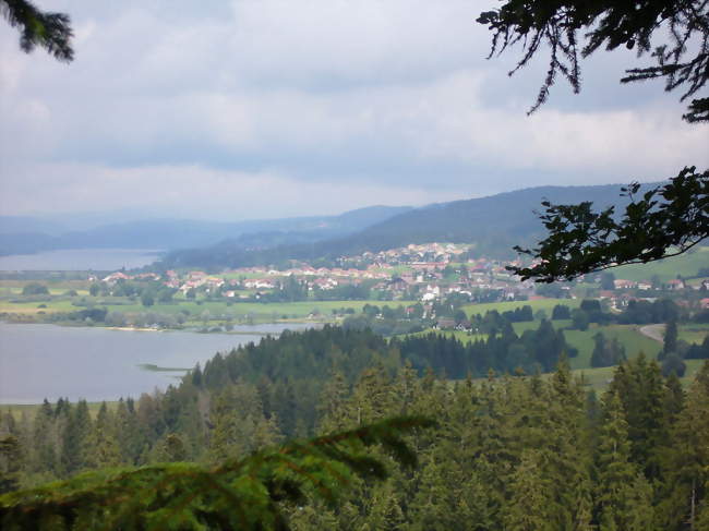 Vue du centre village depuis le belvédère de la vallée des lacs Saint-Point et Remoray - Labergement-Sainte-Marie (25160) - Doubs