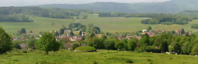 Vue panoramique entrecoupée par des arbres depuis la route - Montécheroux (25190) - Doubs