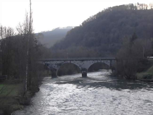 Ancien pont sur le Doubs entre Noirefontaine et Villas-sous-Dampjoux - Noirefontaine (25190) - Doubs