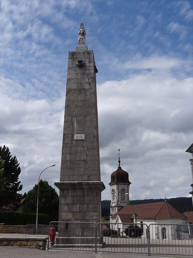 La Pyramide (château d'eau) et l'église - Vaux-et-Chantegrue (25160) - Doubs