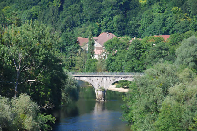 Pont sur le Doubs de la ligne Voujeaucourt  Saint-Hippolyte entre Villars-sous-Danjoux et Noirefontaine - Villars-sous-Dampjoux (25190) - Doubs