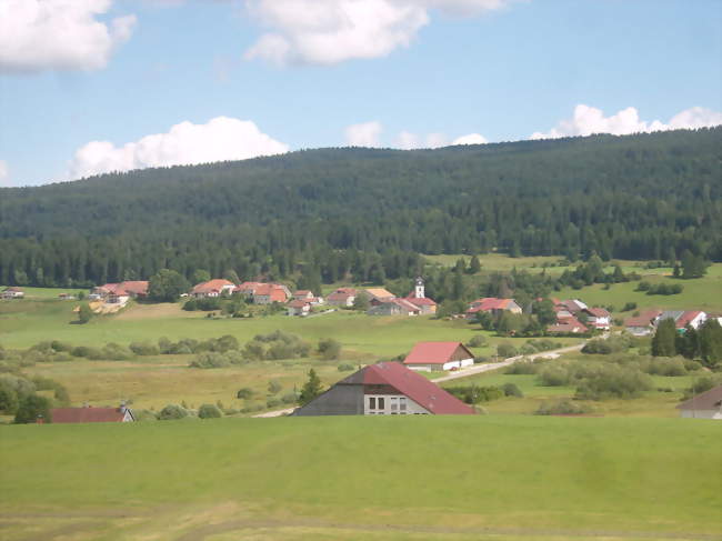 Les Villedieu, vue générale sur le hameau de Villedieu-lès-Mouthe, depuis les hauteurs de Gellin - Les Villedieu (25240) - Doubs