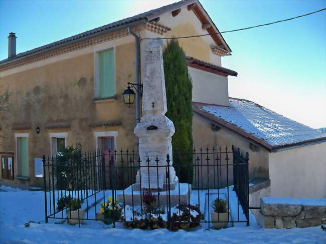 Mairie et monument aux morts - Ferrassières (26570) - Drôme