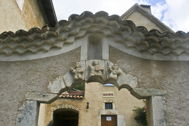 Le porche de la mairie - Glandage (26410) - Drôme