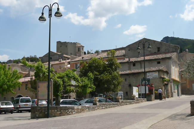 Le fort supérieur dominant le bourg - Mollans-sur-Ouvèze (26170) - Drôme