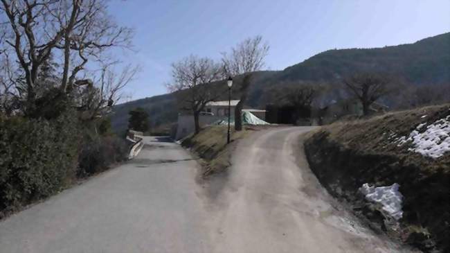 Entrée du village - Pelonne (26510) - Drôme