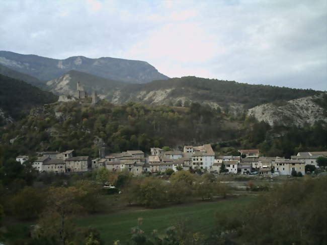 Village de Pontaix, avec les ruines du château - Pontaix (26150) - Drôme