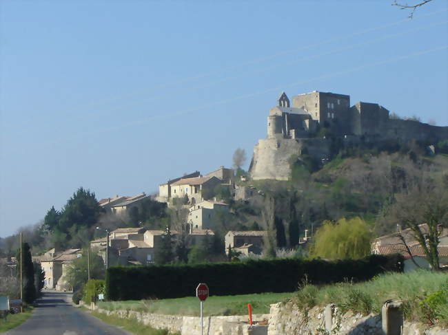 Le village de Roussas et son château - Roussas (26230) - Drôme