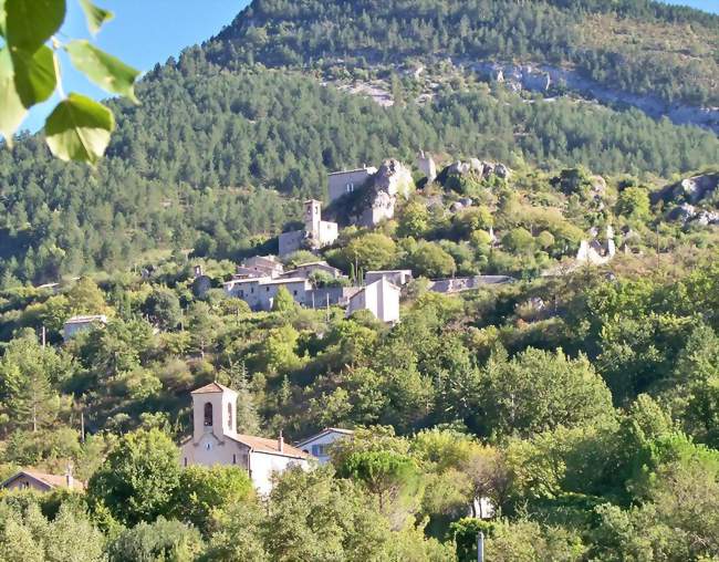 vue sur l'église - Sahune (26510) - Drôme
