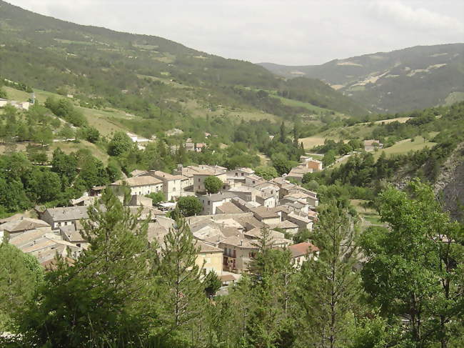 Vue sur le village - Saint-Nazaire-le-Désert (26340) - Drôme