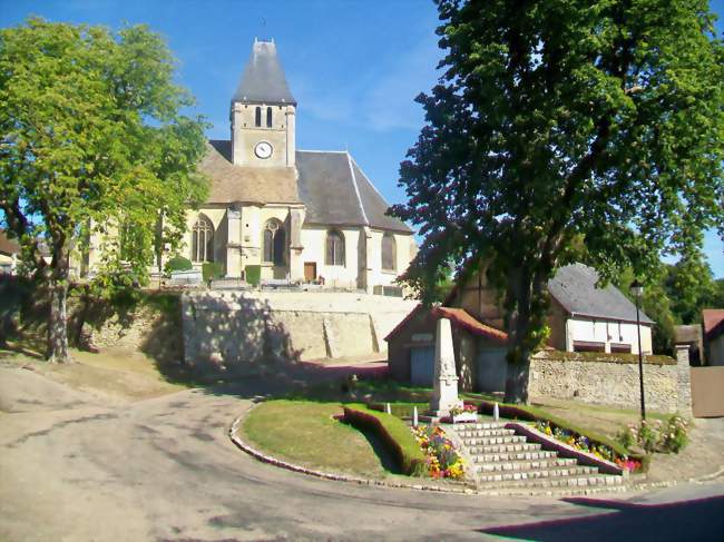 La place du village et l'église Saint-Ouen - Berthenonville (27630) - Eure