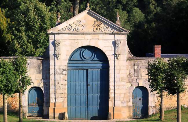 Le portail de l'Abbaye, située au Bus-Saint-Rémy - Bus-Saint-Rémy (27630) - Eure