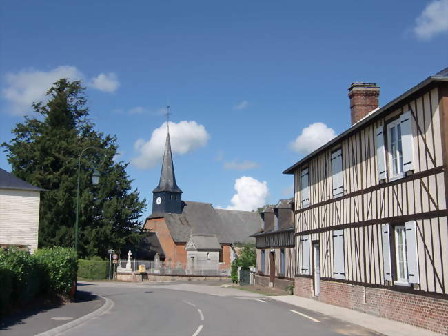 Rue du village, église et vieil if funéraire - Saint-Symphorien (27500) - Eure