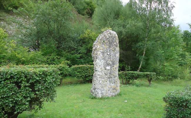 Le menhir de la Basse Crémonville - Val-de-Reuil (27100) - Eure