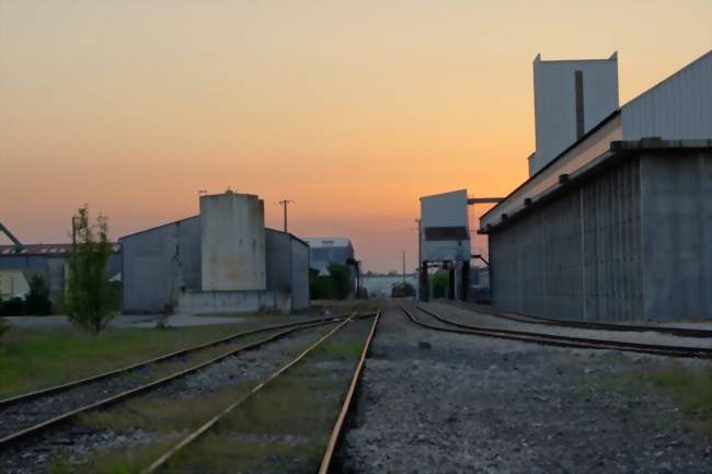 Silos de la gare de Janville - Crédits: geograf28/Panoramio/CC by SA