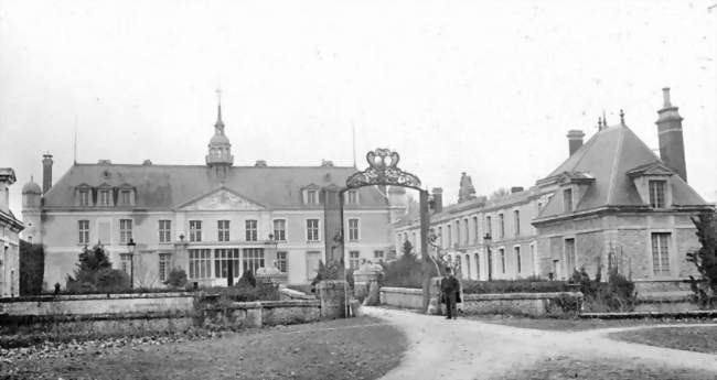 Le château de Meslay-le-Vidame, côté cour, à la fin du XIXe siècle - Meslay-le-Vidame (28360) - Eure-et-Loir