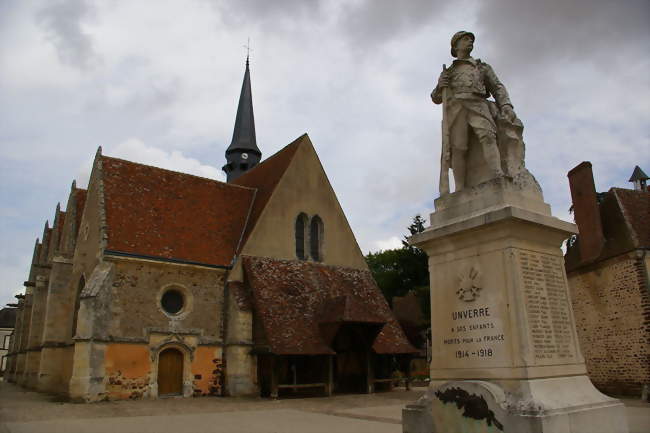 L'église Saint-Martin et le monument aux morts - Unverre (28160) - Eure-et-Loir