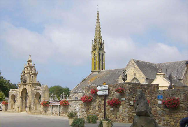 Vue depuis la place du village sur l'enclos paroissial d'Argol - Argol (29560) - Finistère