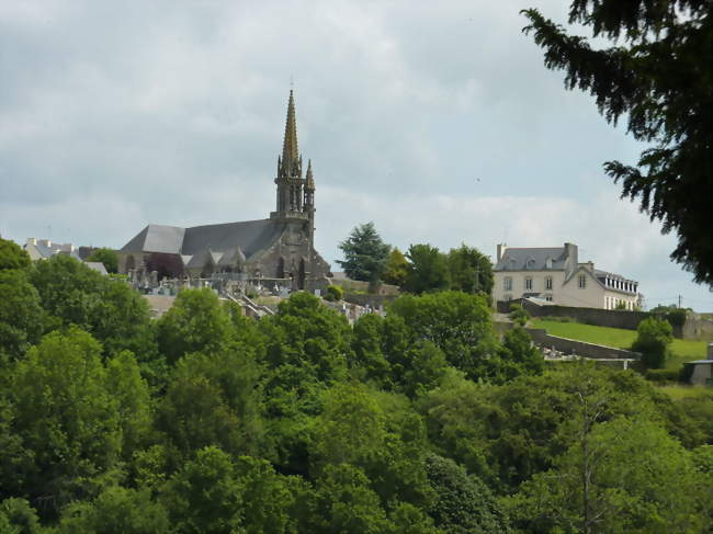 Le bourg apparaît perché depuis la route du Faou - Brasparts (29190) - Finistère