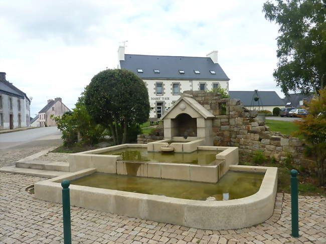 La fontaine moderne et, à l'arrière-plan, la mairie - Collorec (29530) - Finistère