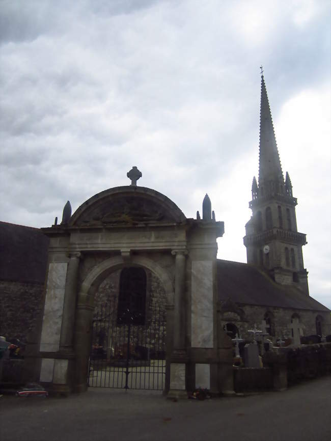 L'église Saint-Gilles et le monuments aux morts - Elliant (29370) - Finistère