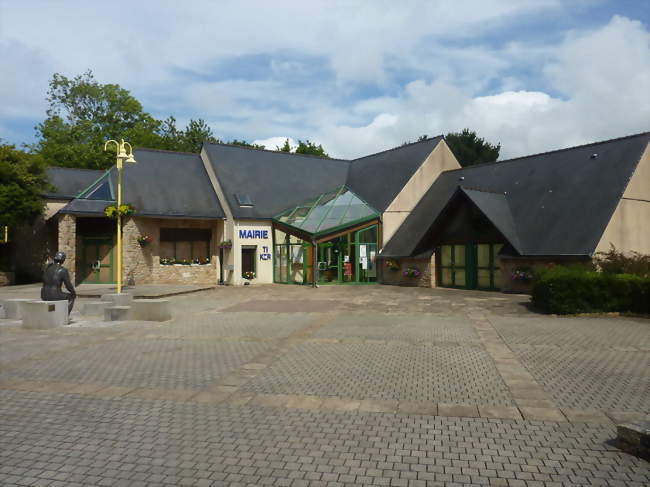 La mairie de La Forest-Landerneau et sa place - La Forest-Landerneau (29800) - Finistère