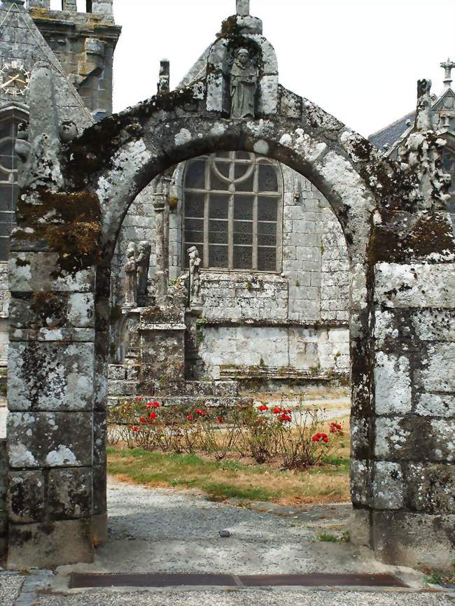 Porche de l'église Saint-Fiacre - Guengat (29180) - Finistère