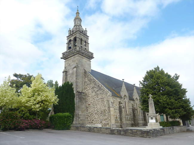 L'église paroissiale Saint-Thélo et le Monument aux morts - Landeleau (29530) - Finistère