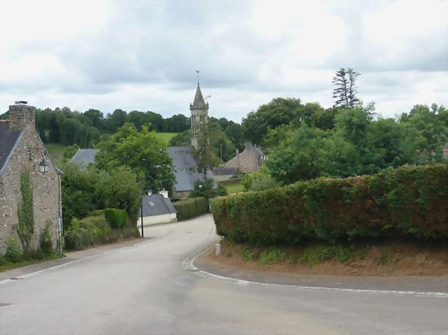 Le bourg et, à l'arrière-plan, l'église paroissiale - Locmaria-Berrien (29690) - Finistère