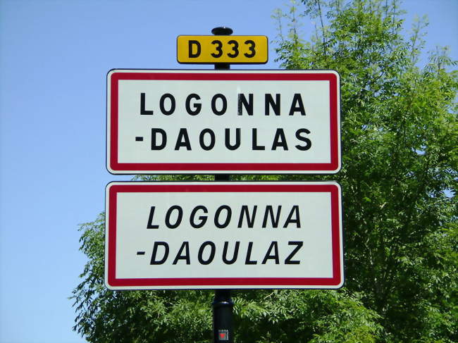 Panneau routier bilingue français-breton à l'entrée du bourg - Logonna-Daoulas (29460) - Finistère