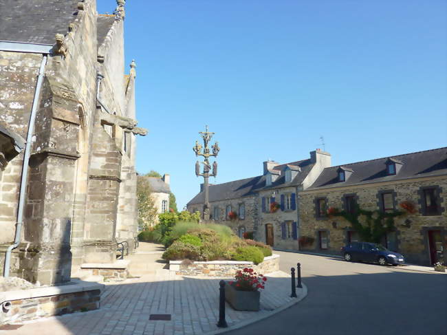 La partie sud du bourg (côté sud de l'église, calvaire et maisons de caractère) - Lopérec (29590) - Finistère