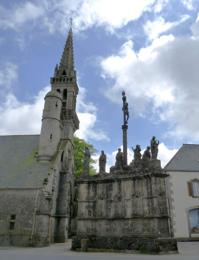 Église et calvaire au cur de la localité - Confort-Meilars (29790) - Finistère