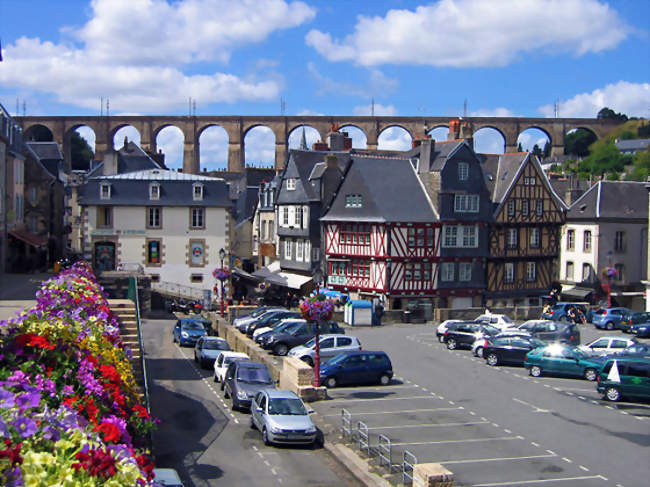 Vue de la place Allende, le viaduc de Morlaix - Morlaix (29600) - Finistère
