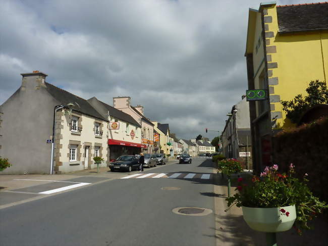 La rue principale (axe routier Quimper-Morlaix) - Pleyber-Christ (29410) - Finistère