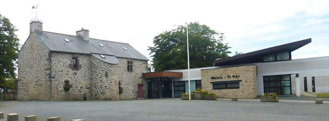 La mairie, avec son apotheiz semi-circulaire - Ploudaniel (29260) - Finistère