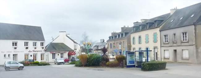 La place principale devant l'église paroissiale - Plounéventer (29400) - Finistère