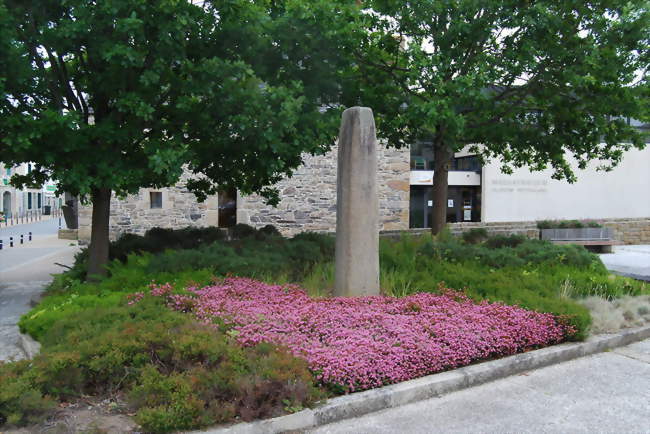 Le « menhir » de Plourin est une stèle du second âge du ferOn voit la mairie en arrière plan - Plourin-lès-Morlaix (29600) - Finistère
