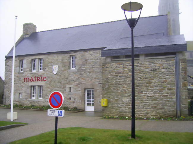 Mairie de la ville située dans un ancien logis pris depuis le parvis - Plourin (29830) - Finistère