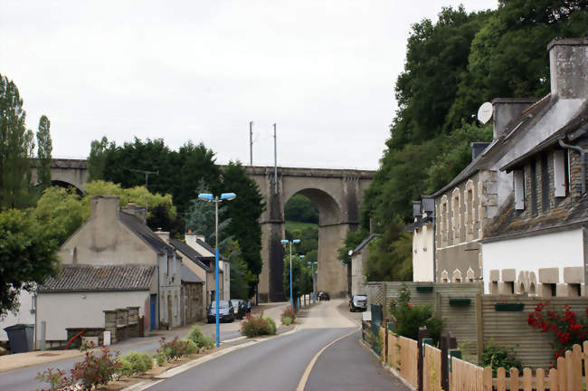 Le bourg et le viaduc de la ligne Paris - Brest - Le Ponthou (29650) - Finistère