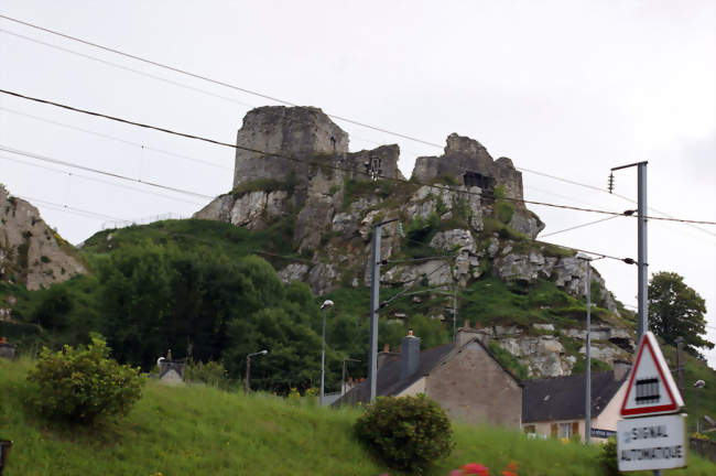 La Roche au-dessus du chemin de fer - La Roche-Maurice (29800) - Finistère