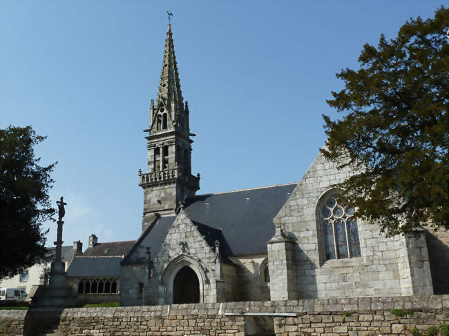 L'église Notre-Dame dans le bourg - Saint-Yvi (29140) - Finistère
