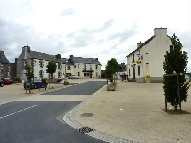 La place principale du bourg en 2010 - Scrignac (29640) - Finistère