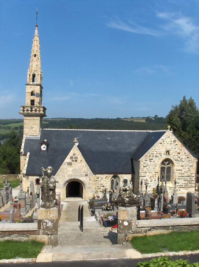 Église de Trégarvan À gauche et à droite du portail d'entrée du cimetière se trouvent une statue de saint Budoc et une pietà - Trégarvan (29560) - Finistère