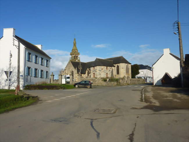 La rue principale du bourg et l'église paroissiale Sainte-Pitère - Le Tréhou (29450) - Finistère