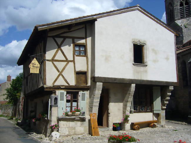 Maison à colombages dans le village médiéval de Charroux - Charroux (03140) - Allier