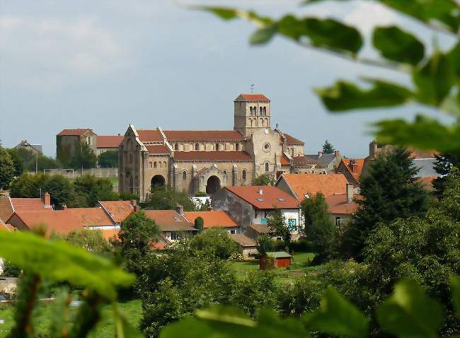 Vue de Châtel-Montagne et de l'église Notre-Dame - Châtel-Montagne (03250) - Allier