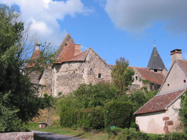 Vue de l'église et du château - Châtelperron (03220) - Allier