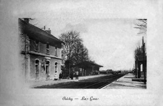 Gare de Créchy sur une carte postale ancienne - Créchy (03150) - Allier